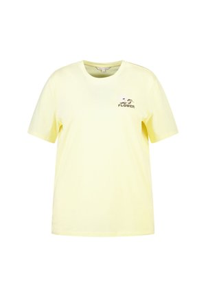 T-shirt jaune pâle à manches courtes avec col rond et petit texte et graphique marron "FLOWER" sur la poitrine gauche.