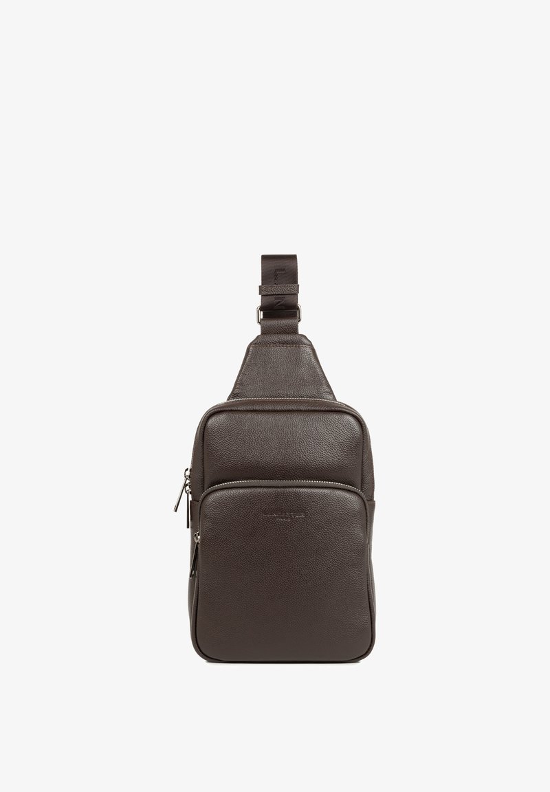 Borsa a tracolla in pelle marrone con finitura testurizzata, dotata di una tracolla singola e due scomparti con cerniera sul davanti.