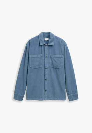 Blauw corduroy overhemd met lange mouwen, knoopsluiting aan de voorkant, twee borstzakken en een kraag op een witte achtergrond.