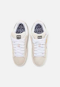 Puma UNISEX - Gördeszkacipők - warm white/black