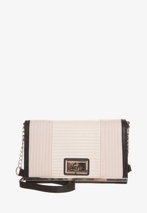 Beżowa i czarna pikowana torebka listonoszka z złotym łańcuszkiem oraz prostokątną złotą plakietką z logo "Lipsy London".