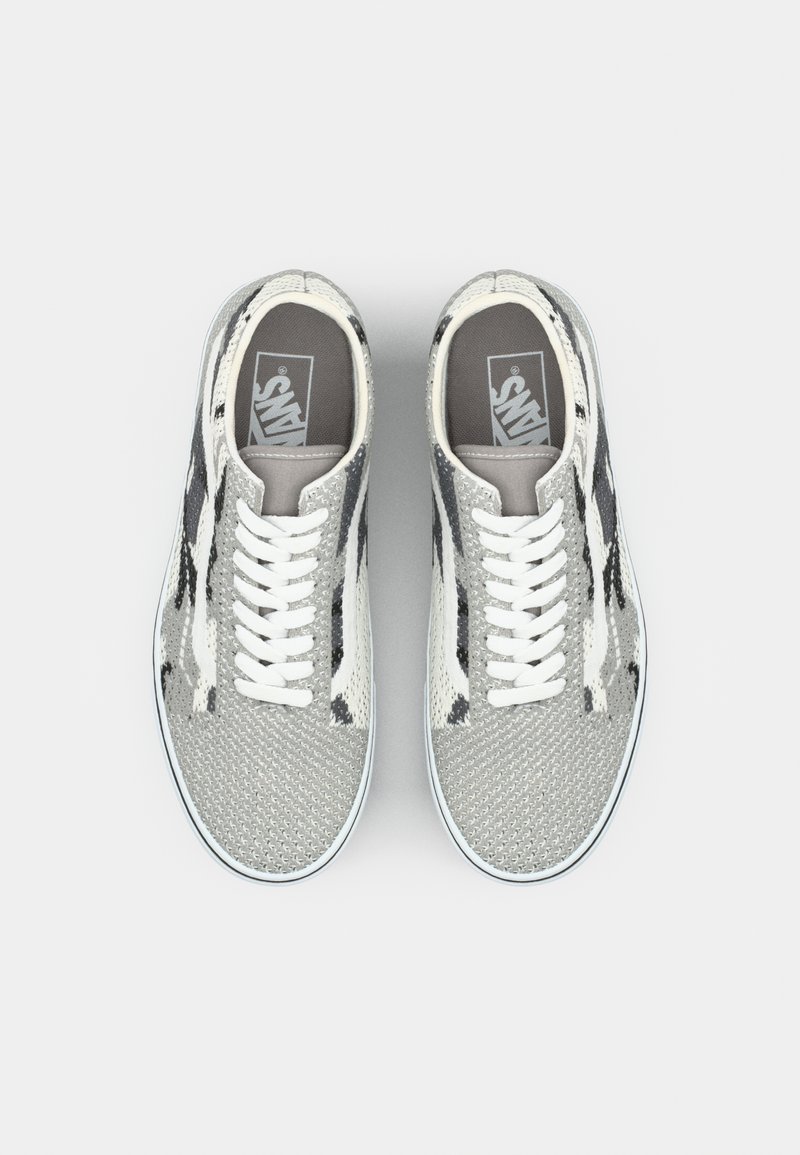 Sneaker mit einem grauen Mesh-Obermaterial, das ein schwarz-weißes Muster aufweist, weißen Schnürsenkeln und einer grauen Einlegesohle mit dem Vans-Logo.