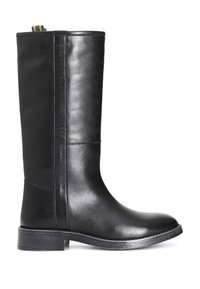 Bota de cuero negro hasta la rodilla con un acabado suave, costuras mínimas y una suela texturizada en contraste. Cierre lateral con cremallera y detalle en tela en la parte superior.