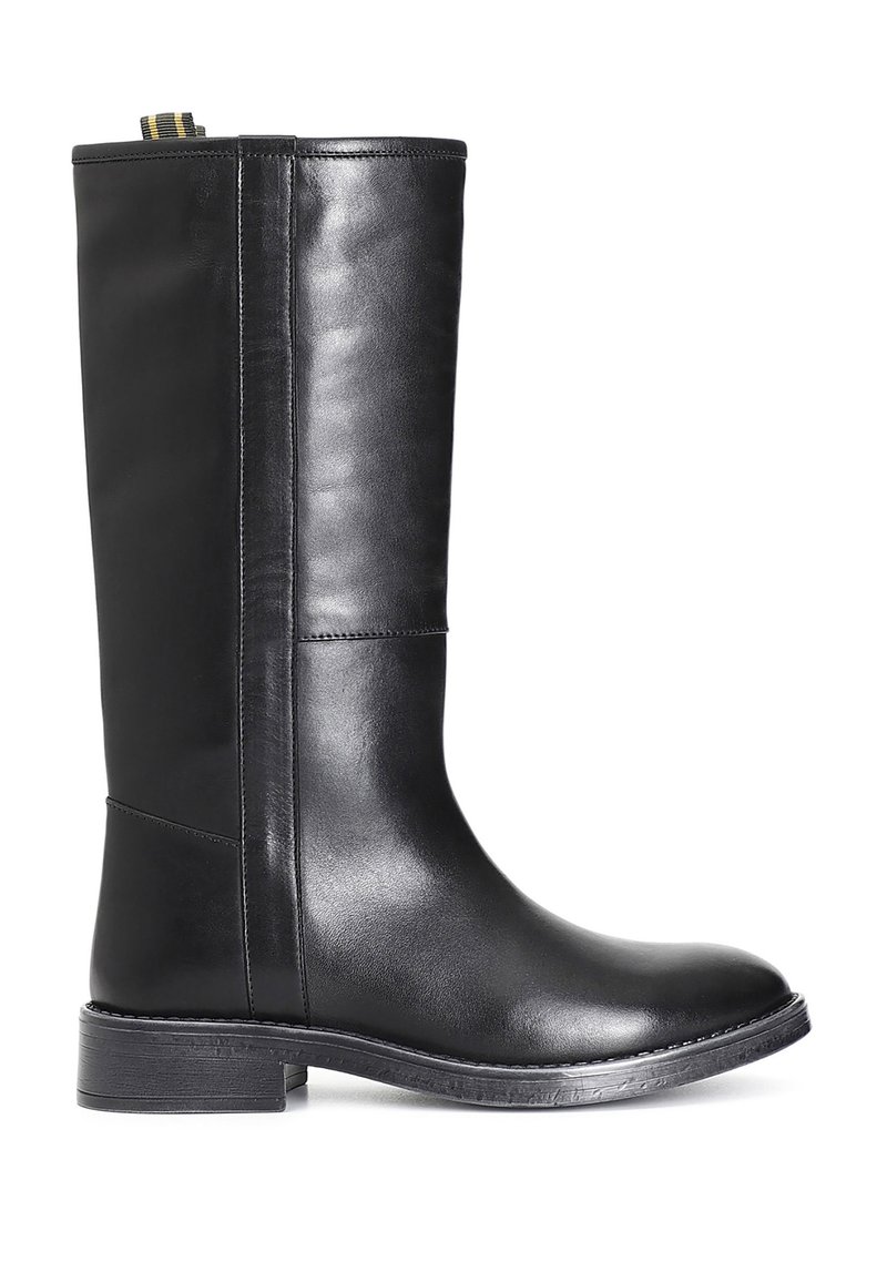 Bota de cuero negro hasta la rodilla con un acabado suave, costuras mínimas y una suela texturizada en contraste. Cierre lateral con cremallera y detalle en tela en la parte superior.