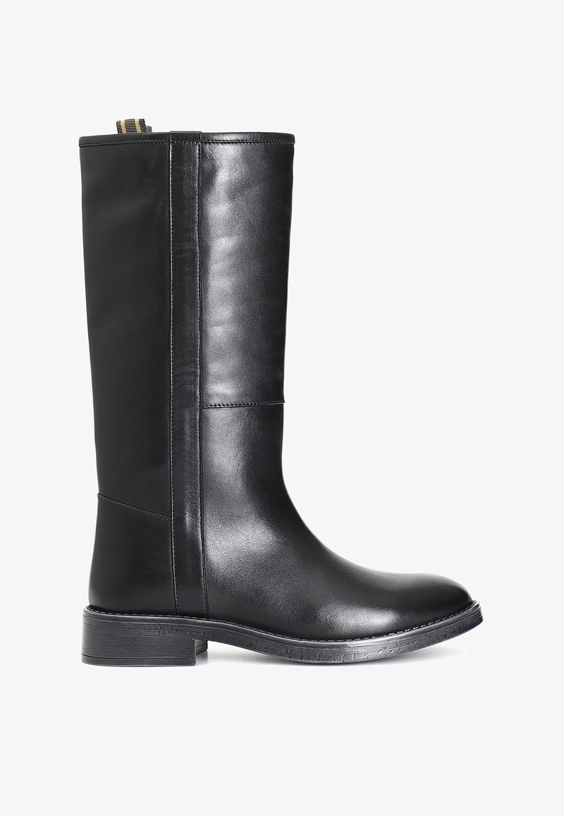 Bota de cuero negro hasta la rodilla con un acabado suave, costuras mínimas y una suela texturizada en contraste. Cierre lateral con cremallera y detalle en tela en la parte superior.