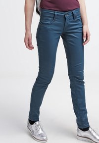 Slim-fit pants in teal blauw, gemaakt van een soepele katoenmix, met vijf zakken, subtiele stiksels en een metallic knoopsluiting.