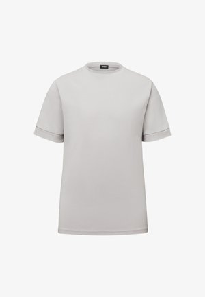 T-shirt gris clair à manches courtes avec col rond, manches retroussées et une étiquette noire à l'intérieur du col.