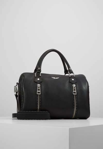 Schwarze Lederhandtasche mit Nietenakzenten, doppeltem Reißverschluss und abnehmbarem Schultergurt. Abgerundete Form mit kurzen Griffen.