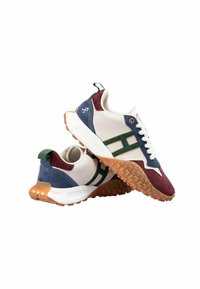 Zapatillas multicolores con parte superior de malla en crema y acentos en azul, verde y marrón, suela de goma texturizada y cierre de cordones.