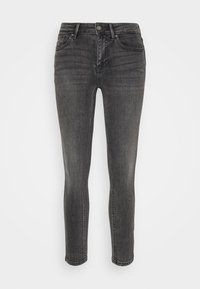 Jeans ajustados de color gris oscuro en tela de mezclilla. Cuentan con un cierre de botón y cremallera, cinco bolsillos y áreas sutilmente desgastadas para darle textura.