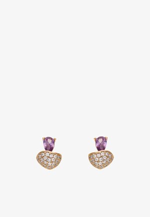 Boucles d'oreilles en or avec pierres précieuses violettes en forme de poire sur des parties incurvées en or incrustées de petits diamants clairs, présentées sur fond blanc.