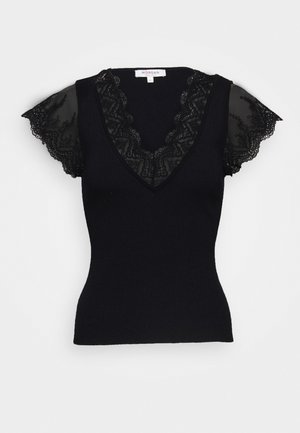 Czarny dopasowany top z krótkim rękawem i dekoltem w serek, z koronkową lamówką wokół dekoltu oraz przejrzystymi koronkowymi rękawami z kwiatowymi wzorami.