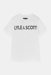 Camiseta blanca de algodón con un audaz estampado negro "LYLE & SCOTT" en el frente. Cuello redondo estándar y mangas cortas, textura suave.