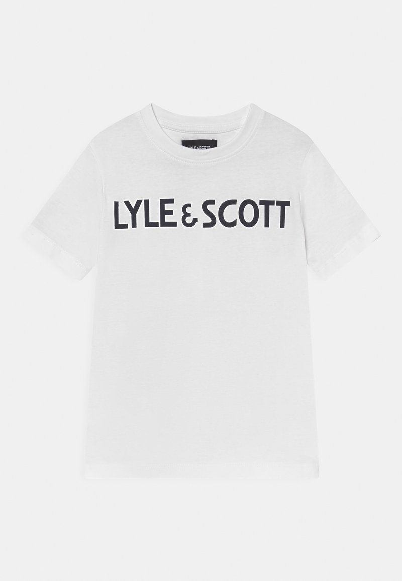 Camiseta blanca de algodón con un audaz estampado negro "LYLE & SCOTT" en el frente. Cuello redondo estándar y mangas cortas, textura suave.