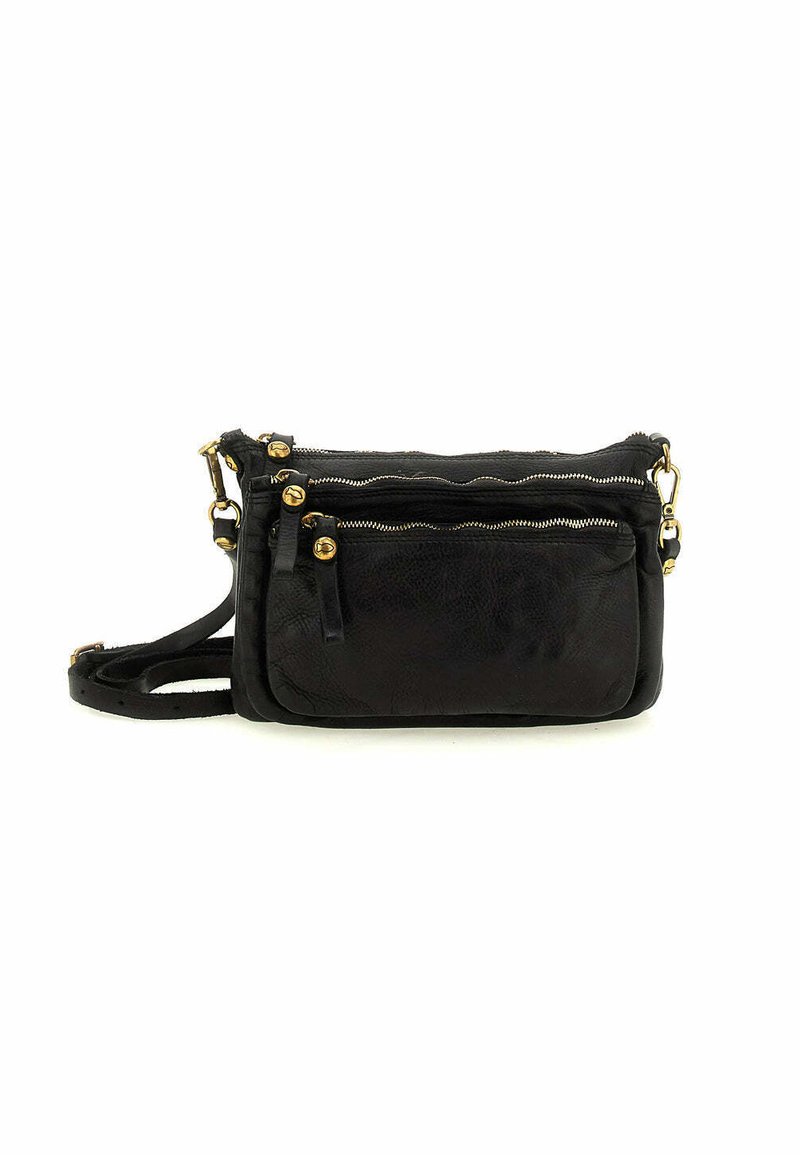 Borsa a tracolla in pelle nera con tre scomparti con zip, dettagli in metallo dorato e tracolla rimovibile. Texture liscia, forma rettangolare.