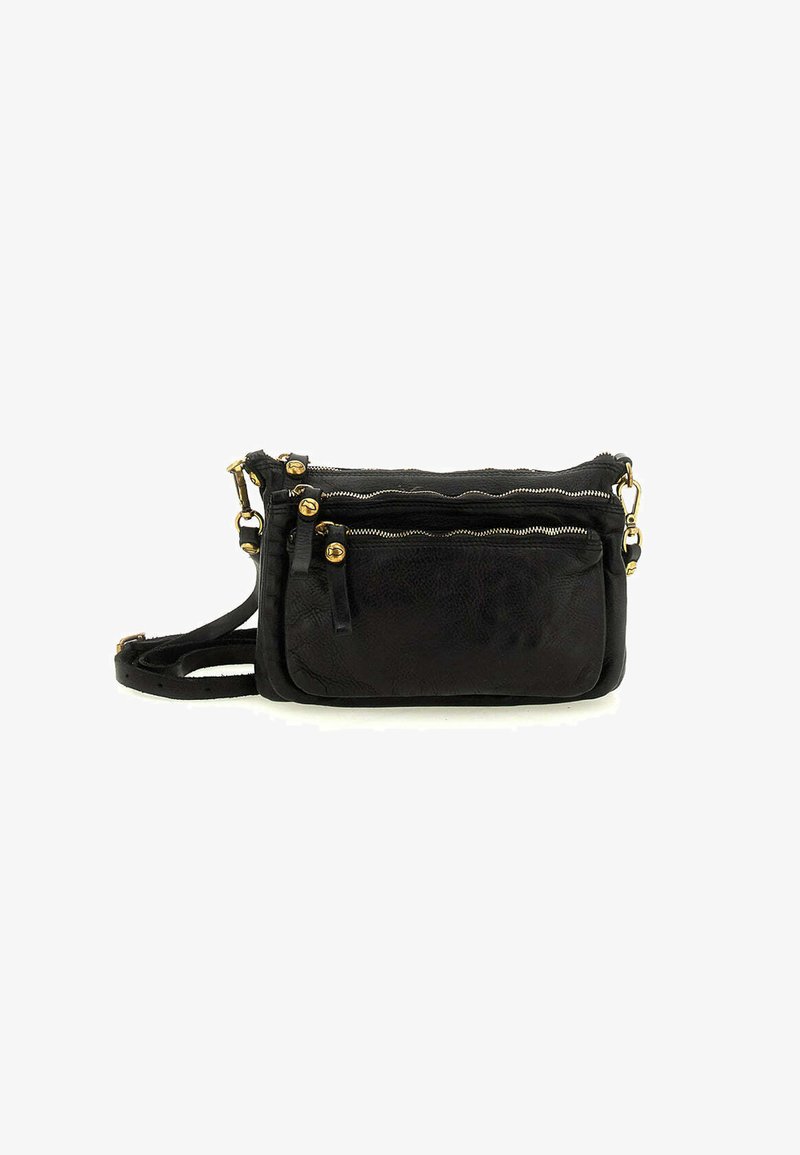 Borsa a tracolla in pelle nera con tre scomparti con zip, dettagli in metallo dorato e tracolla rimovibile. Texture liscia, forma rettangolare.