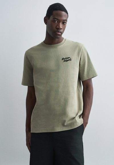Ελαιόχρωμο βαμβακερό t-shirt με κοντά μανίκια, στρογγυλή λαιμόκοψη και μαύρο κεντητό λογότυπο "Maison Kitsuné" στο στήθος.