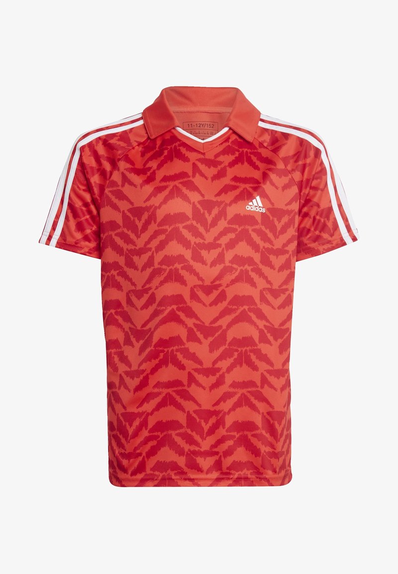 Röd Adidas-polo med v-ringning, har ett strukturerat mönster av mörkare röda former och tre vita ränder på varje ärm.