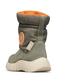 Zelená izolační bota s flexibilní suédovou základnou, oranžovou podšívkou v horní části, logem a strukturovanou gumovou podrážkou pro trakci.