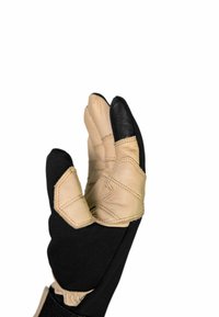 Leder- und Stoffhandschuh mit schwarzem Handballen, hellbraunen Fingern und verstärkten Nähten. Drei Finger sind hervorgehoben und zeigen ein flexibles Design.