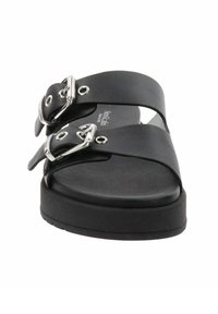 Zwarte sandalen met twee brede banden en zilveren gesps accent, een platte zool en een open teen ontwerp. Van soepel leer.