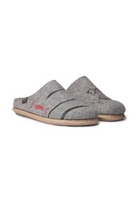 Pantofole grigie in feltro con design slip-on. Presentano ricami rossi e neri e una suola texturizzata naturale. Nessun hardware o motivo visibile.