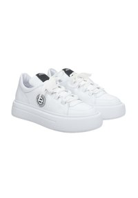 Witte leren sneakers met een textuur rubberen zool, ronde neus, platte veters en een zwart accent bij de tong met een cirkelvormig logo.