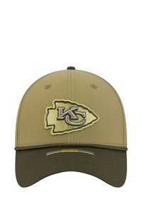 Grüne Baumwollmischungskappe mit strukturiertem Kopfteil, gebogenem Schirm und gesticktem Kansas City Chiefs-Logo in Gelb und Grau.