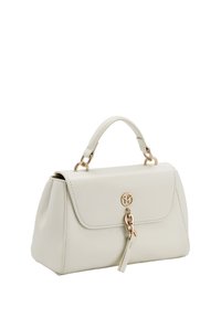 Borsa a mano bianca in pelle con una forma strutturata, hardware dorato, una pattina frontale e un pendente decorativo attaccato al cursore della cerniera.