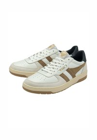 Sneakers bianchi con strisce in suede marrone, tomaia in pelle testurizzata, punta rotonda, dettagli perforati e suola in gomma beige. Logo Gola sulla linguetta.