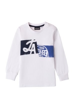 Camisa blanca de manga larga hecha de algodón, con un diseño gráfico en azul marino que presenta el texto "LA" y "FRESH JUICE 100%".