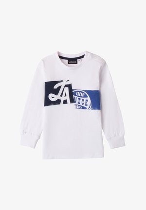 Camisa blanca de manga larga hecha de algodón, con un diseño gráfico en azul marino que presenta el texto "LA" y "FRESH JUICE 100%".
