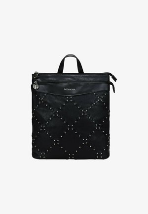Bolso tote de cuero negro con un diseño acolchado y tachuelas plateadas, cierres de doble cremallera y un asa en la parte superior para llevar.