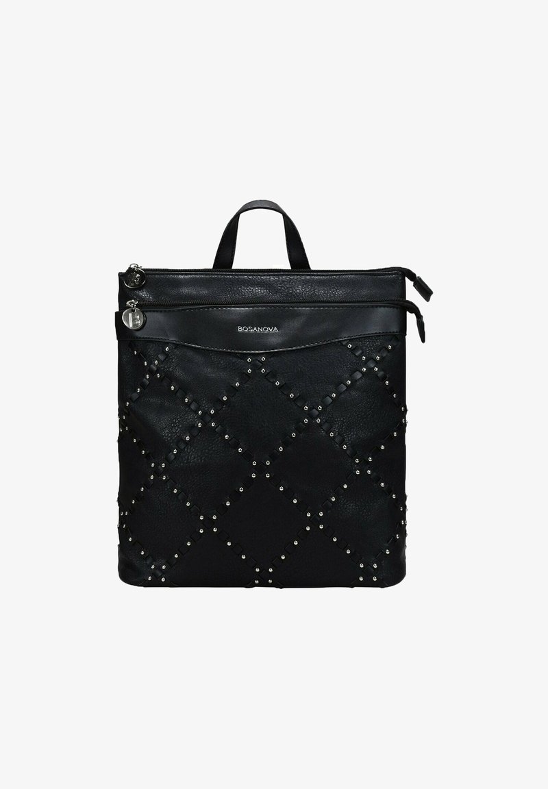 Bolso tote de cuero negro con un diseño acolchado y tachuelas plateadas, cierres de doble cremallera y un asa en la parte superior para llevar.