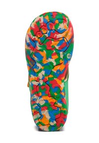 Suela de zapato de goma colorida con un patrón abstracto en rojo, azul, verde, amarillo y blanco. Texturizada para ofrecer agarre con un diseño hexagonal.