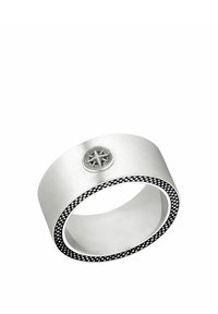 Anillo de plata con acabado cepillado, que presenta un diseño central de estrella y un borde negro con patrón. Forma de banda ancha y suave.