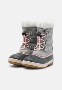 Szare wodoodporne buty z miękkim białym futerkiem na górze, różowymi sznurowadłami, gumowym czubkiem oraz teksturowaną beżową podeszwą dla lepszej przyczepności.