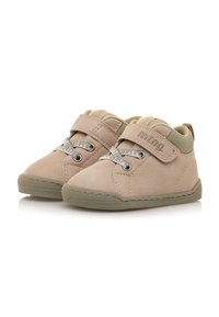 Zapatillas altas de ante beige con suelas de goma verde, cordones elásticos y una correa de Velcro. Presentan un logotipo en el lateral y detalles cosidos.