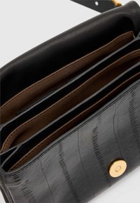 Portafoglio in pelle nera con superficie testurizzata, multiple tasche, foderato in beige e chiusura a scatto dorata per una chiusura sicura.