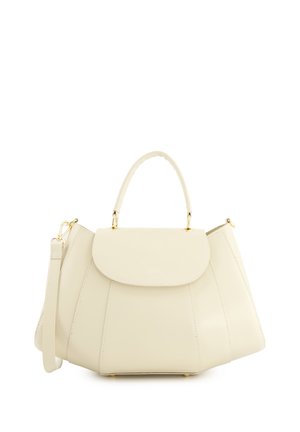 Sac à main en cuir crème avec une forme structurée, poignée supérieure, bandoulière amovible et accents en métal doré. Il possède un fermoir à rabat.