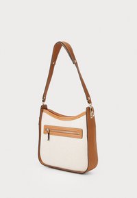 Bruine leren en beige stoffen handtas met een gebogen vorm, verstelbare schouderband, voorzak met ritssluiting en contrasterende stiksels.