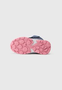 Sohle eines marineblauen Kindersneakers mit strukturiertem pinkfarbenen Gummi-Griff und "KangaROOS"-Logo auf weißem Hintergrund.