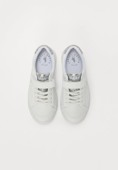 Vita sneakers med en slät yta, silverglittrande detaljer på tungan och hälen, och en kombination av snörning och kardborrestängning.