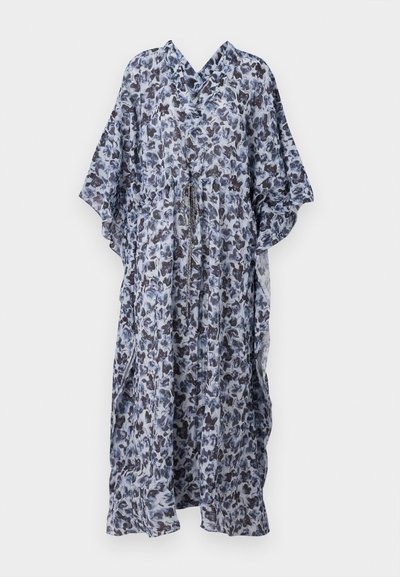 Lagani, prozirni kimono s cvjetnim uzorkom u plavoj i crnoj boji. Ima široke rukave i nabrani struk s vezanjem.