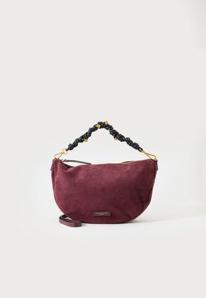 Borsa a mezzaluna in camoscio bordeaux con manico nero intrecciato e dettagli dorati, con una piccola targhetta logo sul davanti.