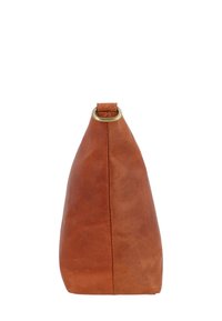 Bruine leren tas met een driehoekige vorm, voorzien van een gouden metalen ring aan de bovenkant. Glad oppervlak en minimale stikseldetails.