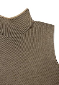 Top sin mangas de color caqui con textura de canalé vertical, que presenta un cuello alto y finas rayas contrastantes en todo su diseño.