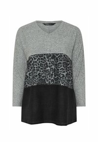 Graues Langarmshirt mit V-Ausschnitt. Hat ein schwarzes Leopardenmuster in der Mitte und einen einfarbigen schwarzen unteren Bereich. Weicher Stoff.