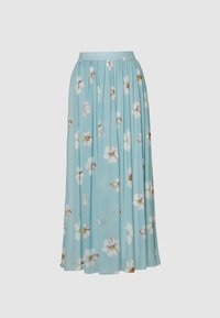 Jupe maxi fleurie bleu clair avec une taille froncée, un design fluide et un motif de fleurs blanches avec des accents jaunes.