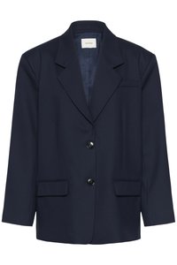 Σκούρο μπλε σακάκι ναυτικού τύπου με δύο μαύρα κουμπιά, γιακά με σχισμή, τσέπες με καπάκι και μια τσέπη στο στήθος, εμφανίζεται σε απλό φόντο.